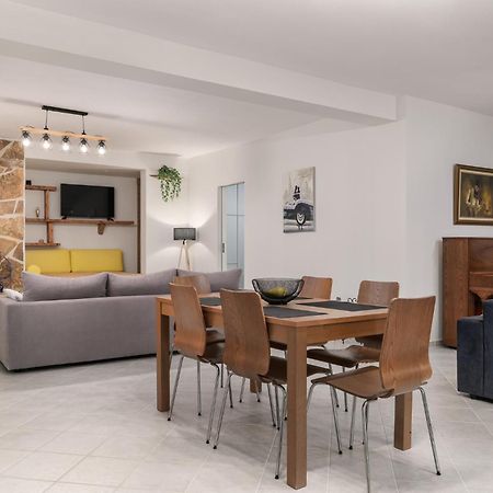 Domelia'S Luxury Apartments Near Airport & Beach Луца Экстерьер фото